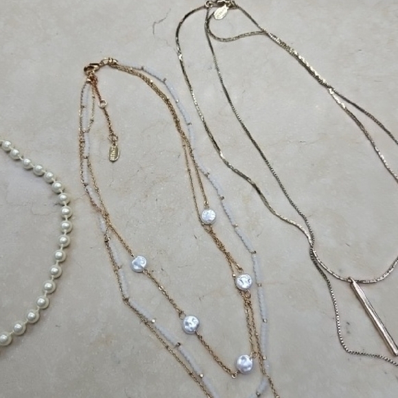 Elegant Pearl and Gold Necklace Set - Picture 3 of 5